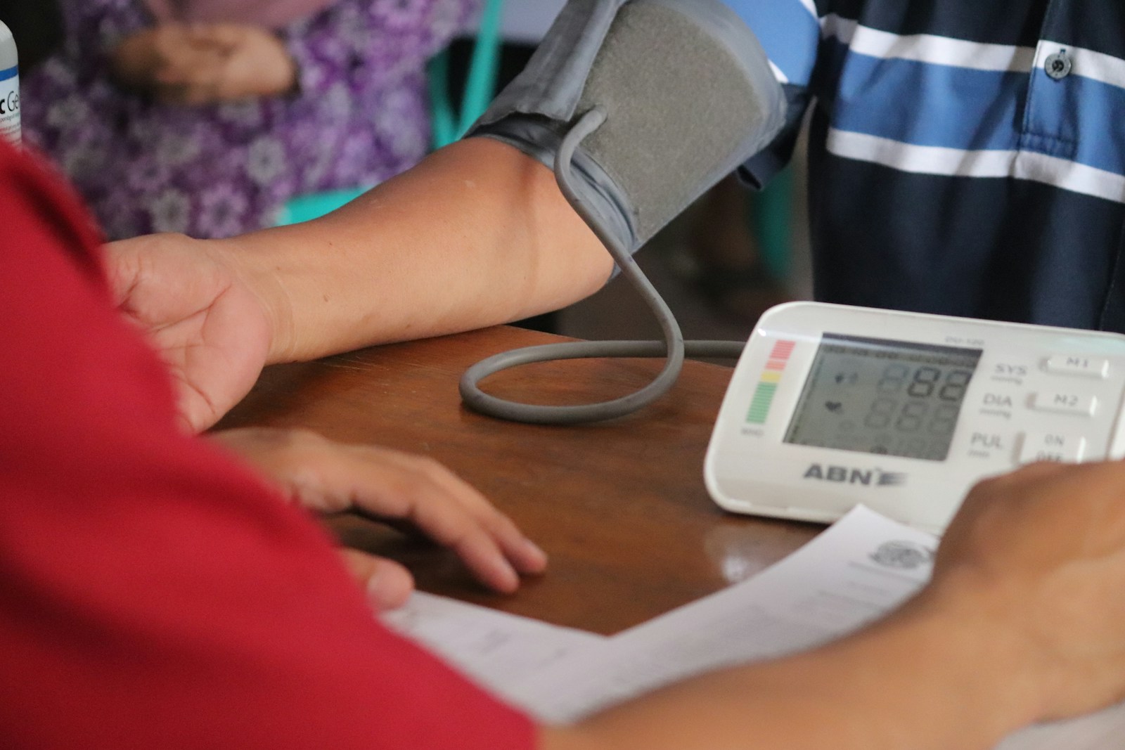 Tensimeter digital portabel di atas meja untuk memantau tekanan darah lansia