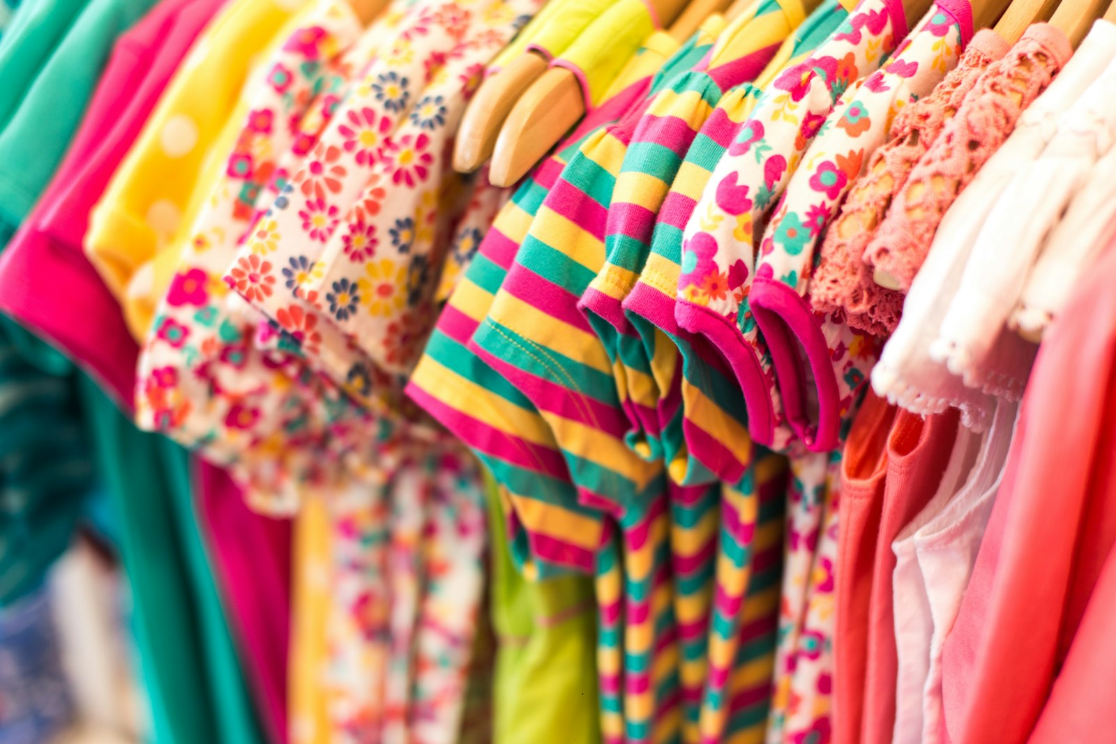 Tumpukan baju bayi warna-warni yang siap dijual